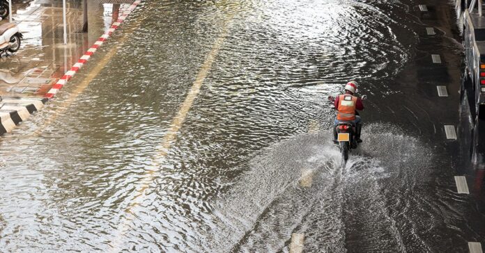 Floods cause traffic snarls on Ratchadapisek road in Bangkok, Thailand