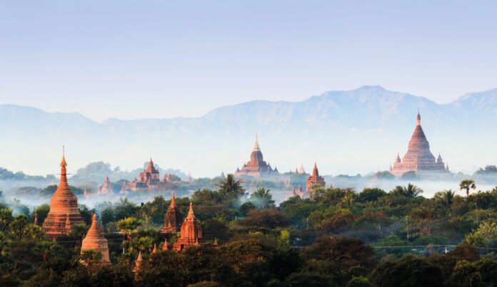 The Temples of bagan at sunrise, Mandalay,Myanmar c iStock_498110145_lkunl